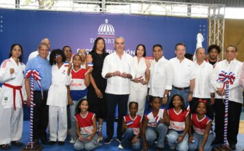 Presidente Abinader entrega remozado Club Los Cachorros en Cristo Rey