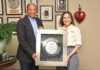 Club Los Prados reconoce a alcaldesa Carolina Mejía en su aniversario 58