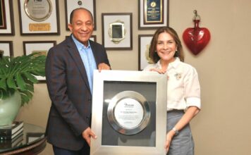 Club Los Prados reconoce a alcaldesa Carolina Mejía en su aniversario 58