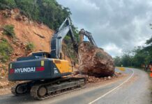 Autoridades interviene tramo en la autopista Juan Pablo II tras deslizamiento de roca