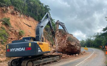 Autoridades interviene tramo en la autopista Juan Pablo II tras deslizamiento de roca
