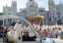 El Papa reúne más de un millón de fervientes creyentes en la plaza Civiles