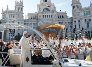 El Papa reúne más de un millón de fervientes creyentes en la plaza Civiles