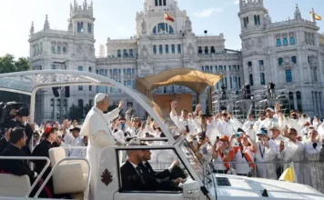 El Papa reúne más de un millón de fervientes creyentes en la plaza Civiles