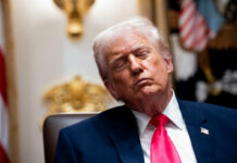 Trump aparece dormido en acto de la Casa Blanca y desata burlas en redes