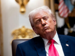 Trump aparece dormido en acto de la Casa Blanca y desata burlas en redes