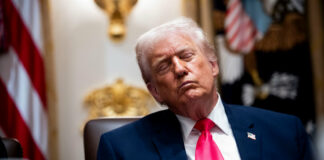 Trump aparece dormido en acto de la Casa Blanca y desata burlas en redes
