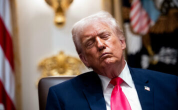 Trump aparece dormido en acto de la Casa Blanca y desata burlas en redes
