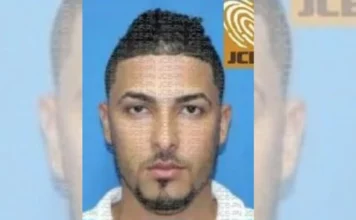 Barbero que realizó cirugía estética a mujer salió del país con destino a Colombia