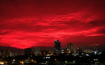 Imponente fenómeno en el cielo rojo sorprende a Venezuela