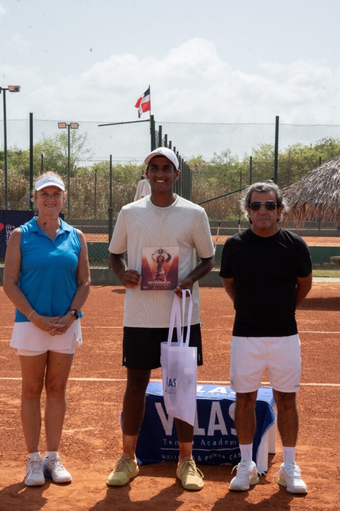 Sergio Sabadello, director del evento junto a Sandra Winkler, embajadora de Argentina en Dominicana, premia a Shaurya Bhardwaj, campeón de sencillos del torneo