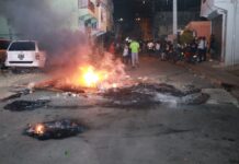Residentes de Guajimía protestan por muerte de joven de 19 años a manos de agente policial