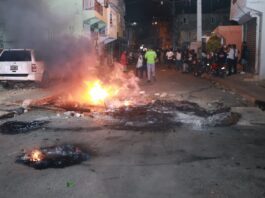 Residentes de Guajimía protestan por muerte de joven de 19 años a manos de agente policial