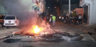 Residentes de Guajimía protestan por muerte de joven de 19 años a manos de agente policial