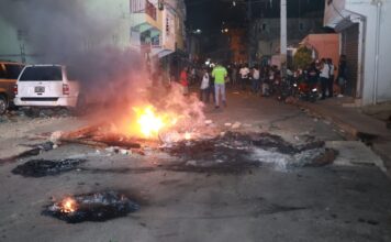 Residentes de Guajimía protestan por muerte de joven de 19 años a manos de agente policial