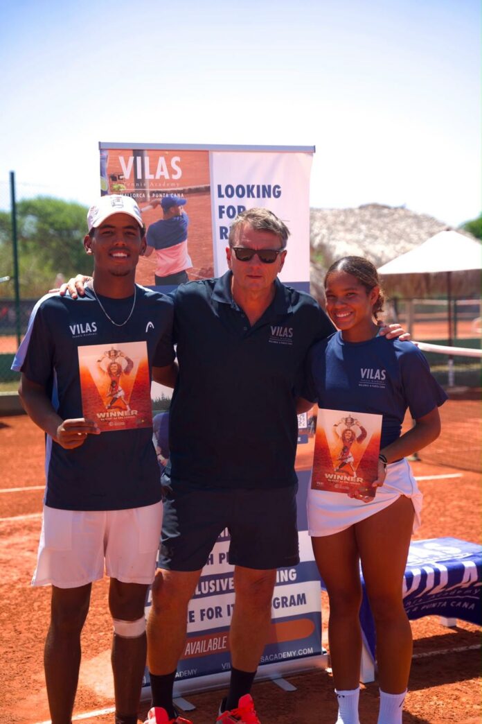Christian Babuin, premia a los campeones de la Copa Flamenco, Isaac Guerrero y Julianny De La Cruz, ambos de Vilas Tennis Academy.