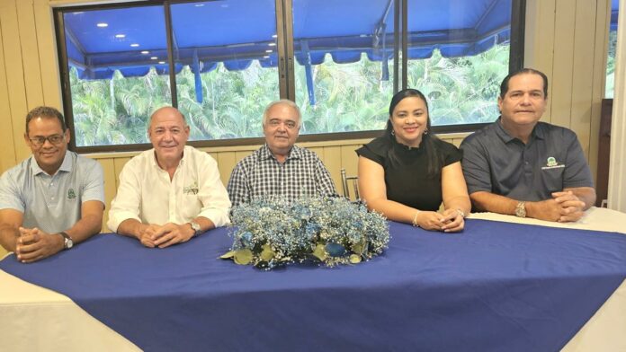 Mesa principal del evento. Desde la izquierda, Tomás Mercedes, Antonio Ramis, Francisco -Cuqui- Torres, Angelina Taveras, y Joaquín. -Quino- Montero.