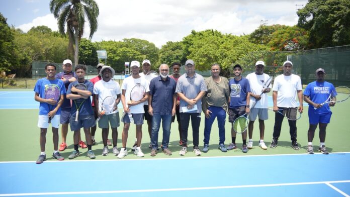 Persio Maldonado, presidente de Fedotenis y a Emmanuel Novas, encargado del curso, posan para la cámara junto a los participantes del seminario.