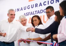 Luis Abinader inaugura puente sobre el río Penitente y entrega calles asfaltadas en Independencia
