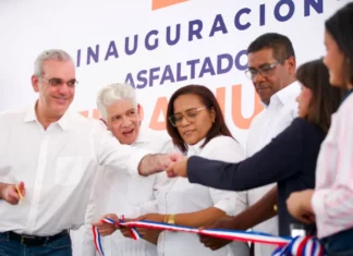 Luis Abinader inaugura puente sobre el río Penitente y entrega calles asfaltadas en Independencia