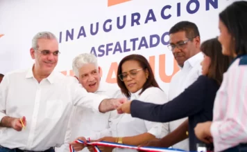 Luis Abinader inaugura puente sobre el río Penitente y entrega calles asfaltadas en Independencia