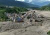 Momento que violenta riada arrasa frontera de Nepal: 16 muertos y casi 400 viajeros sin contacto