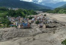 Momento que violenta riada arrasa frontera de Nepal: 16 muertos y casi 400 viajeros sin contacto