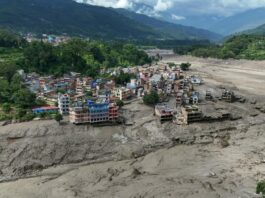 Momento que violenta riada arrasa frontera de Nepal: 16 muertos y casi 400 viajeros sin contacto