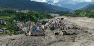 Momento que violenta riada arrasa frontera de Nepal: 16 muertos y casi 400 viajeros sin contacto