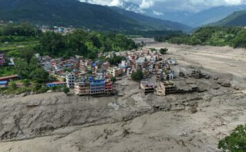 Momento que violenta riada arrasa frontera de Nepal: 16 muertos y casi 400 viajeros sin contacto