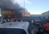 Policía apresa 17 personas por saqueo de electrodomésticos tras el incendio en L&R Comercial