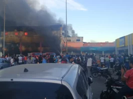 Policía apresa 17 personas por saqueo de electrodomésticos tras el incendio en L&R Comercial