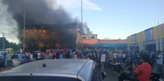 Policía apresa 17 personas por saqueo de electrodomésticos tras el incendio en L&R Comercial