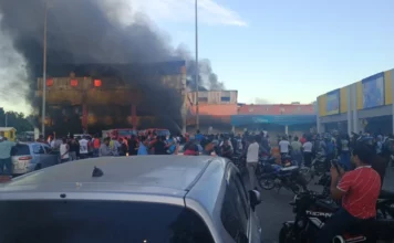 Policía apresa 17 personas por saqueo de electrodomésticos tras el incendio en L&R Comercial