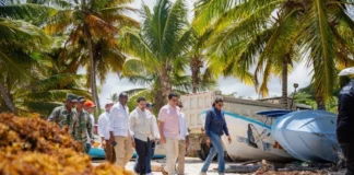 David Collado visita Playa Rincón para ejecutar operativo de limpieza ante llegada masiva de sargazo