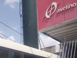 Autobús choca con camión y motorista en la avenida John F. Kennedy