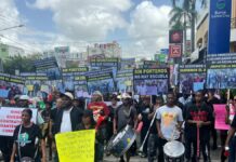 Protestan frente al Ministerio de Educación por aumento salarial y obras escolares