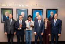 Marileidy Paulino recibe reconocimiento del Banco Popular