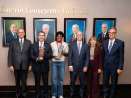 Marileidy Paulino recibe reconocimiento del Banco Popular