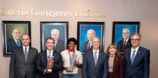 Marileidy Paulino recibe reconocimiento del Banco Popular