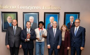 Marileidy Paulino recibe reconocimiento del Banco Popular