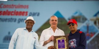Luis Abinader inaugura campo de béisbol en Pizarrete tras 26 años de espera; beneficiará a unas cinco mil personas