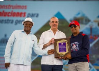 Luis Abinader inaugura campo de béisbol en Pizarrete tras 26 años de espera; beneficiará a unas cinco mil personas