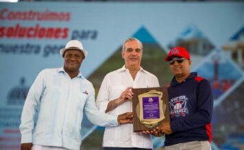 Luis Abinader inaugura campo de béisbol en Pizarrete tras 26 años de espera; beneficiará a unas cinco mil personas
