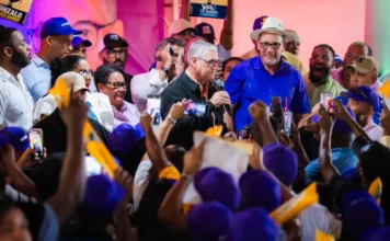 Gonzalo Castillo recorre ocho localidades de San Cristóbal y cuestiona ejecución de obras públicas